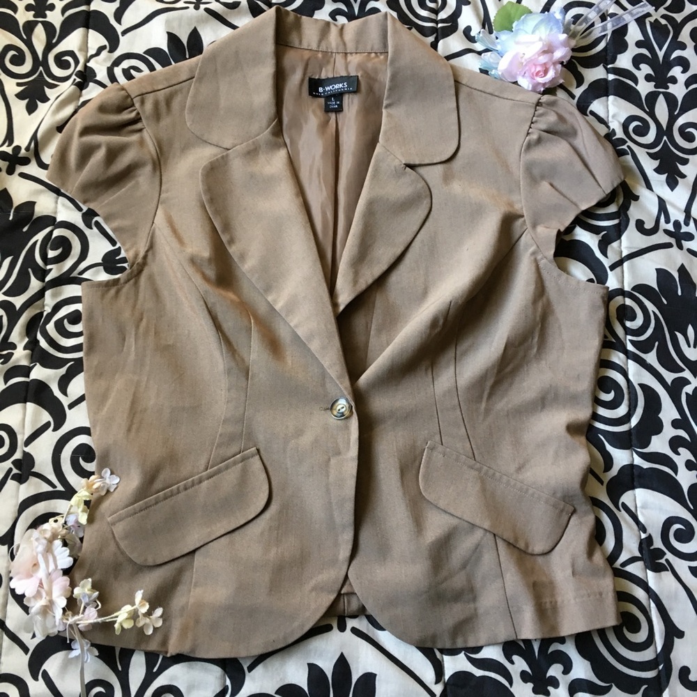 Thin light brown short sleeve blazer
